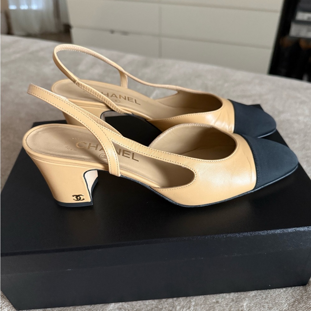 CHANEL Two-Tone Beige and Black Slingbacks 38.5 Excellent Condition